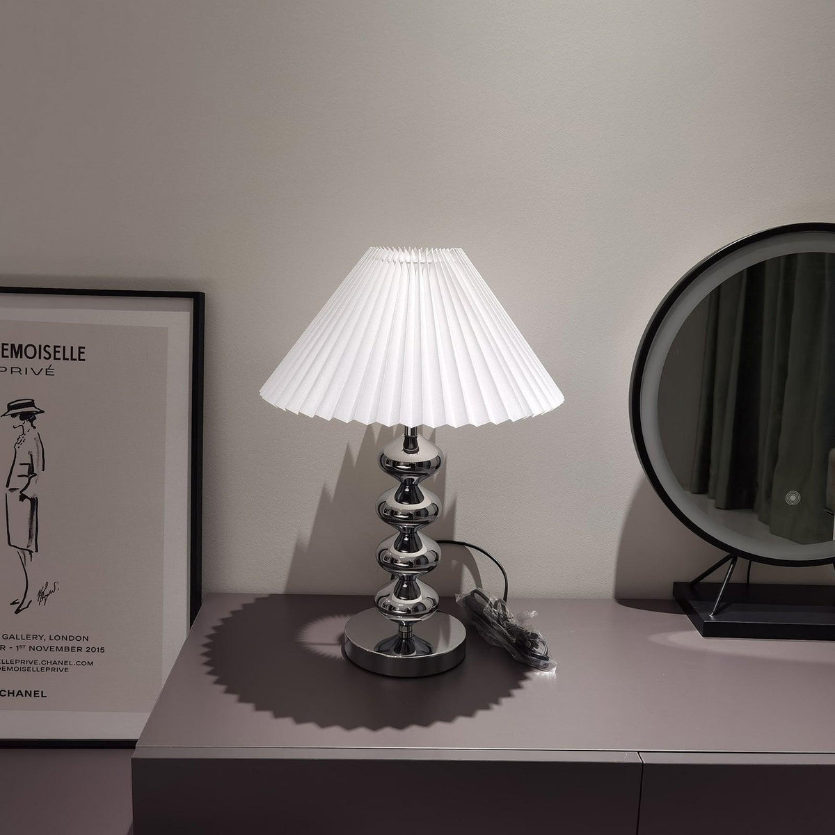 Lámpara de mesa plisada Quisela sobre una mesita de noche – imagen 10