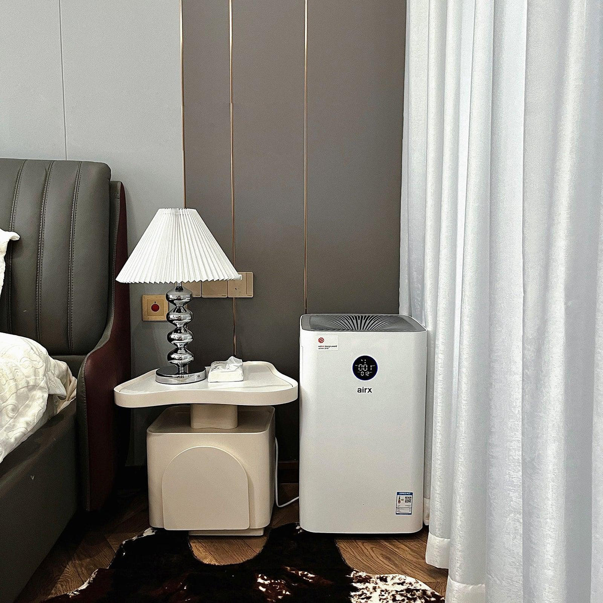 Lámpara de mesa plisada Quisela sobre una mesita de noche – imagen 18