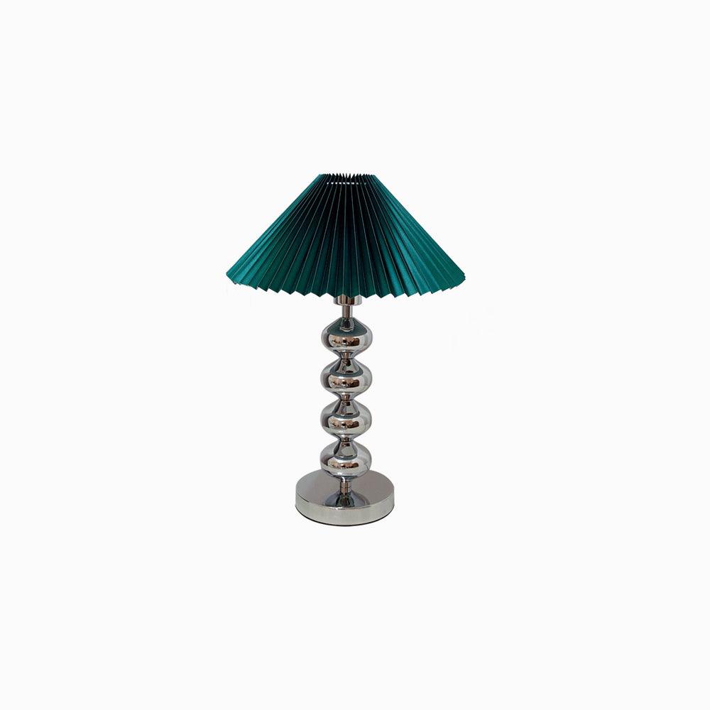 Lámpara de mesa plisada Quisela sobre una mesita de noche – imagen 2