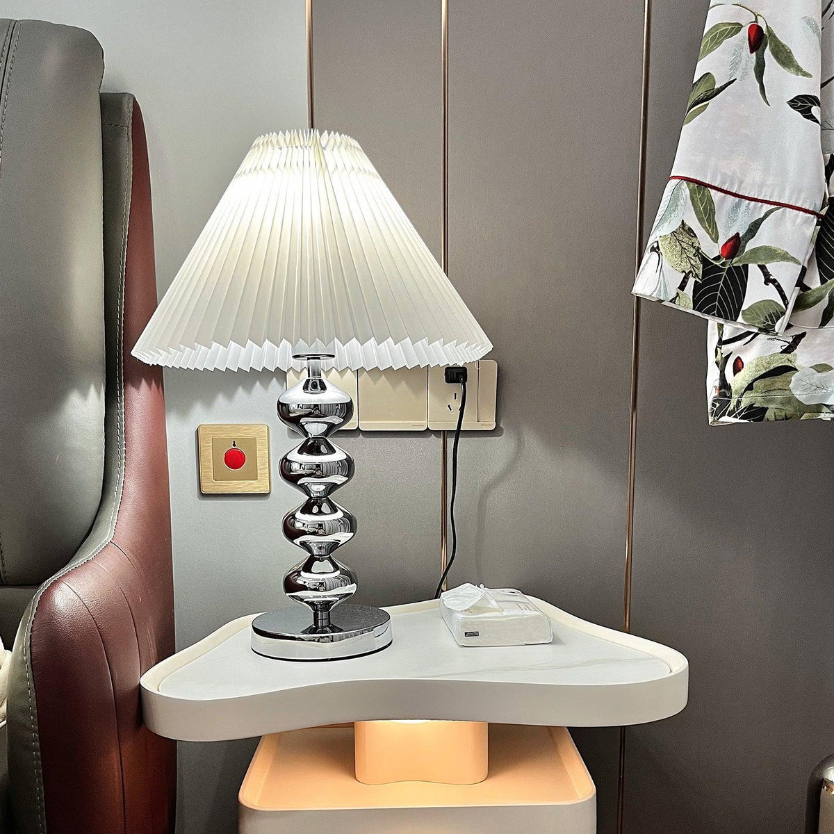 Lámpara de mesa plisada Quisela sobre una mesita de noche – imagen 24