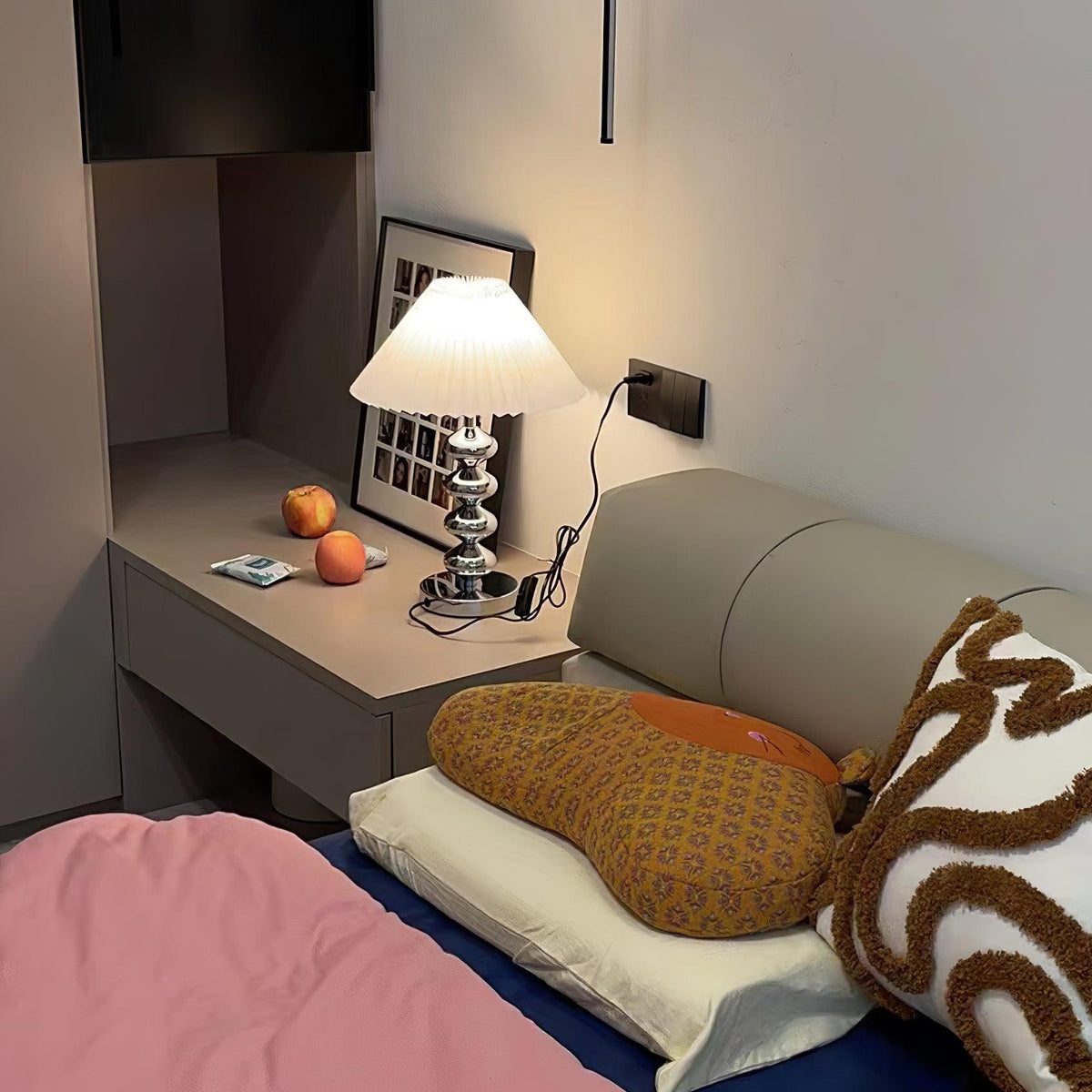 Lámpara de mesa plisada Quisela sobre una mesita de noche – imagen 25