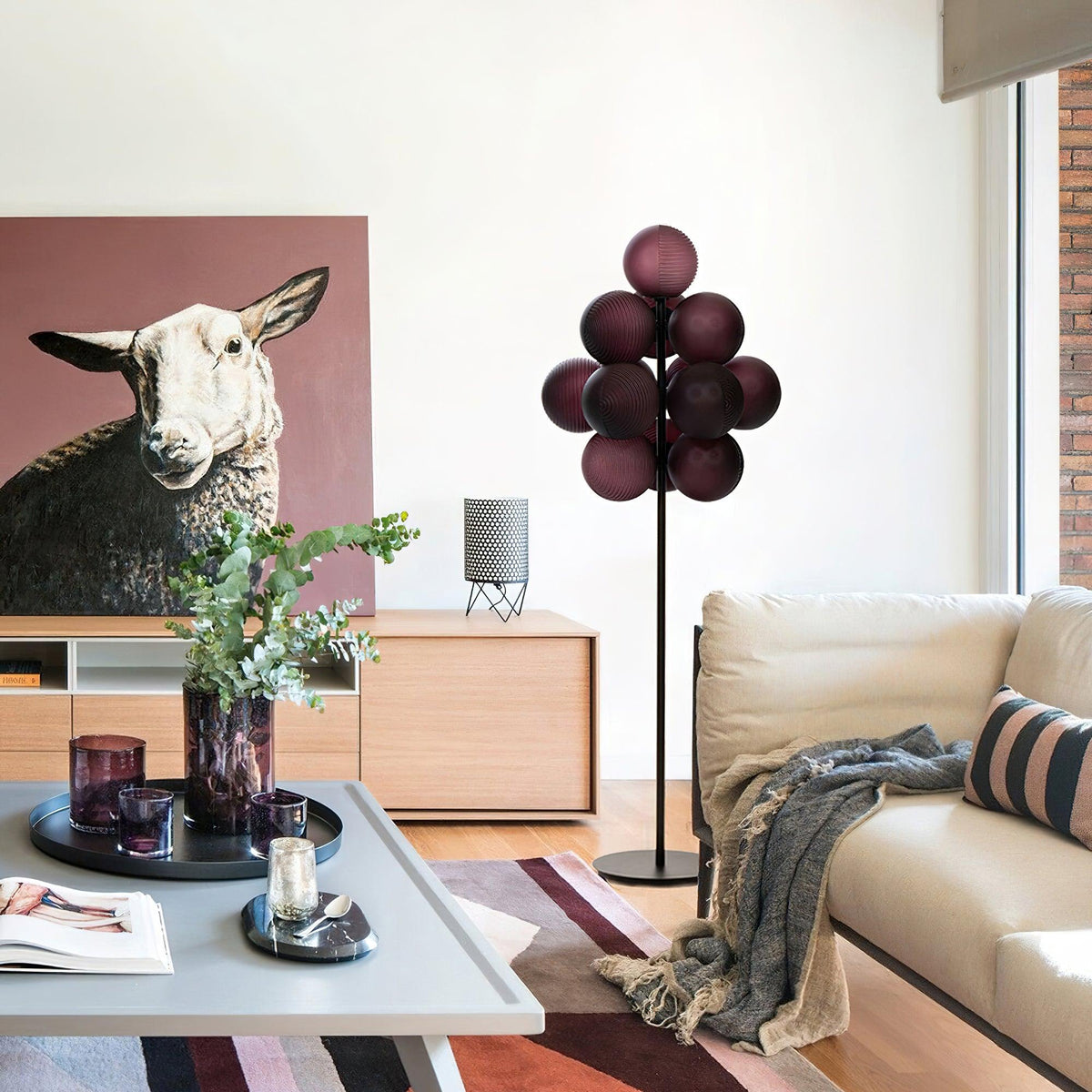 Lámpara de pie racimo de esferas Racima en un salón contemporáneo – imagen 8