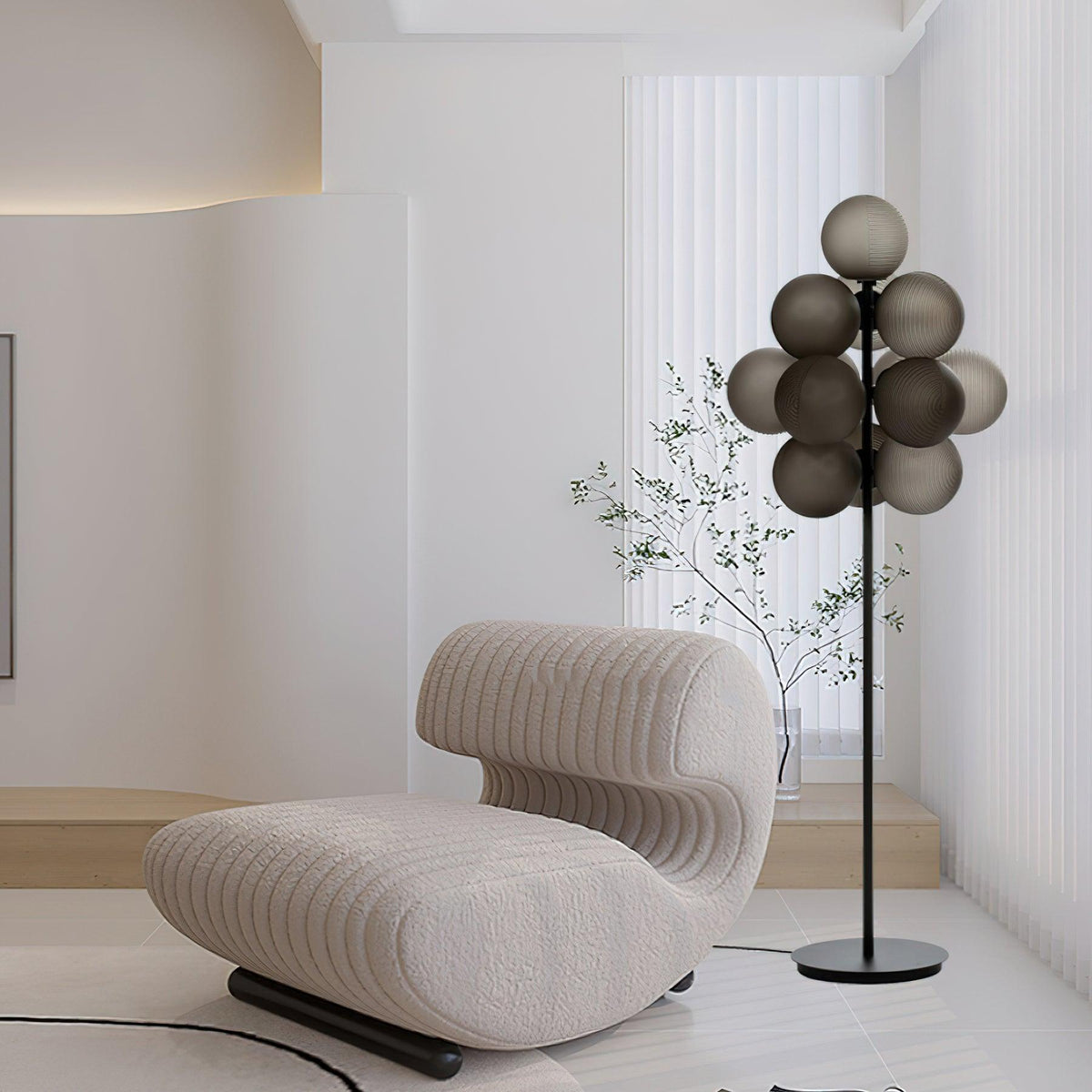 Lámpara de pie racimo de esferas Racima en un salón contemporáneo – imagen 15