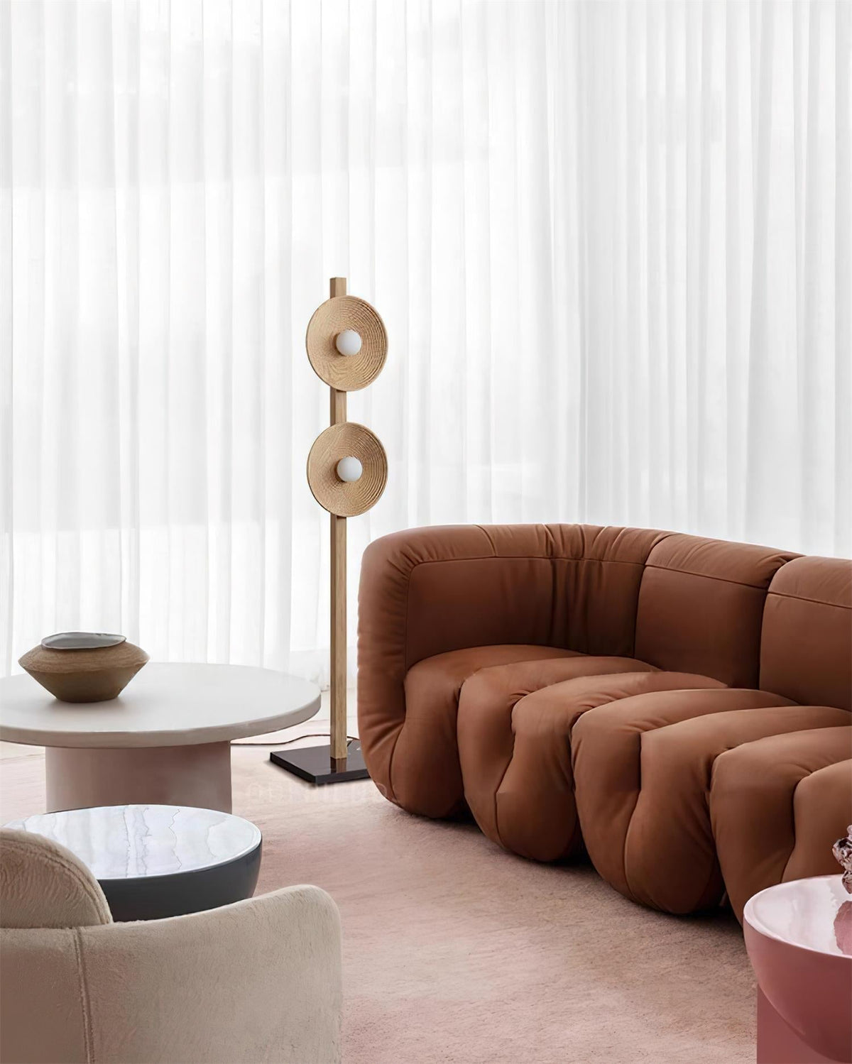 Lámpara de pie de madera con dos discos Radeva – madera natural en un salón luminoso