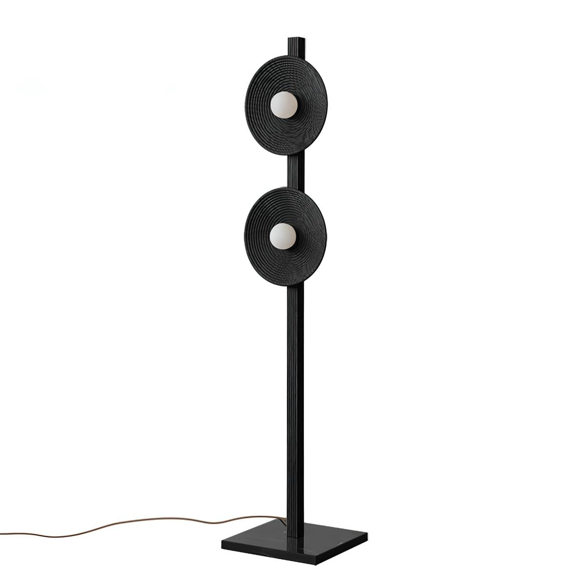 Lámpara de pie de madera con dos discos Radeva – acabado negro sobre fondo blanco