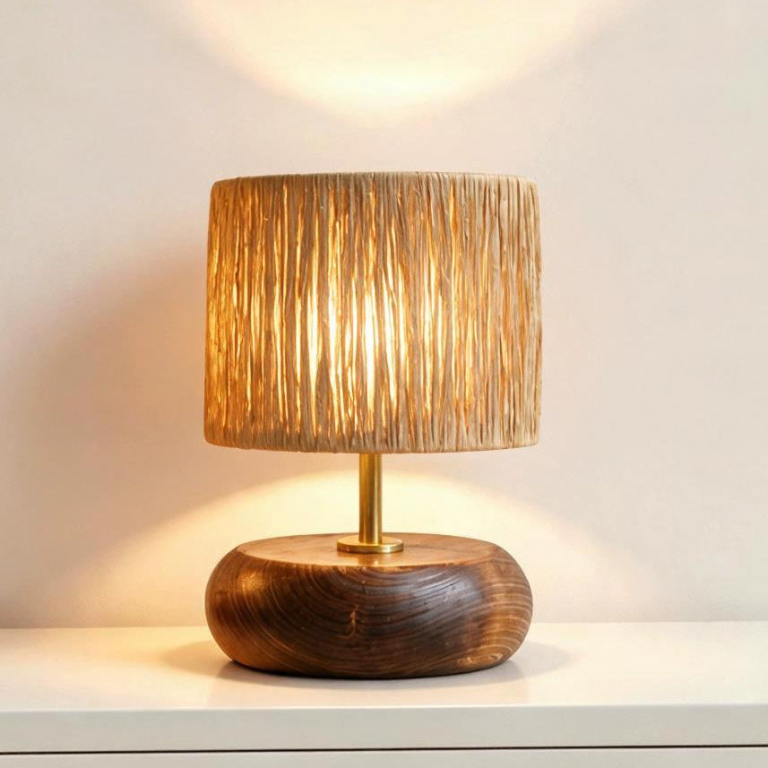 Lámpara de mesa de rafia y madera Rafela – tamaño pequeño encendida