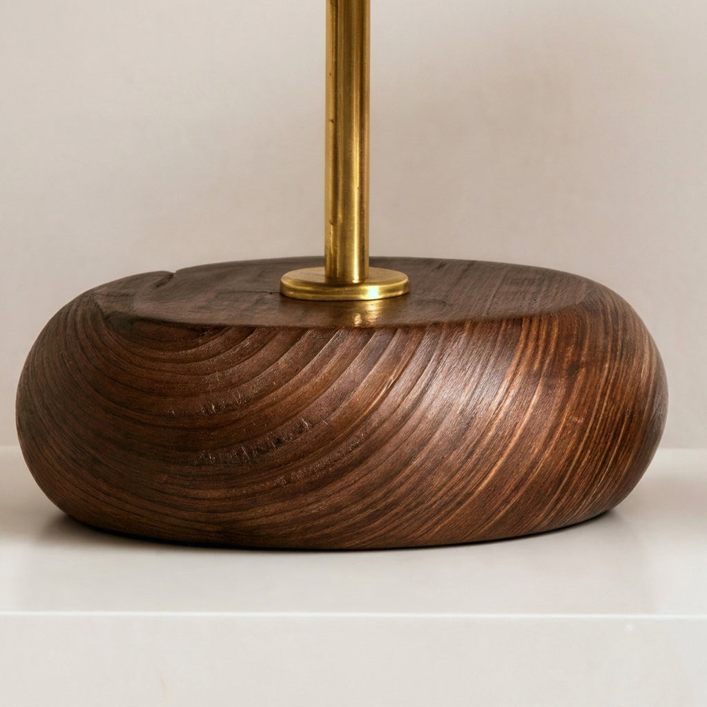 Lámpara de mesa de rafia y madera Rafela – detalle de la base de madera maciza y el vástago de latón