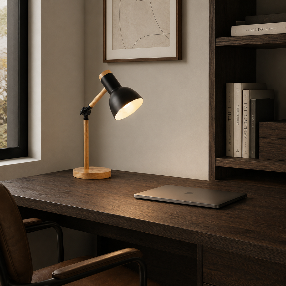 Lámpara de escritorio articulada Ramela – en negro sobre un escritorio de madera oscura