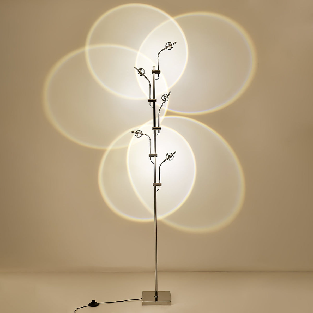 Lámpara de pie LED Ramelda con lentes de cristal – versión de 180 cm encendida