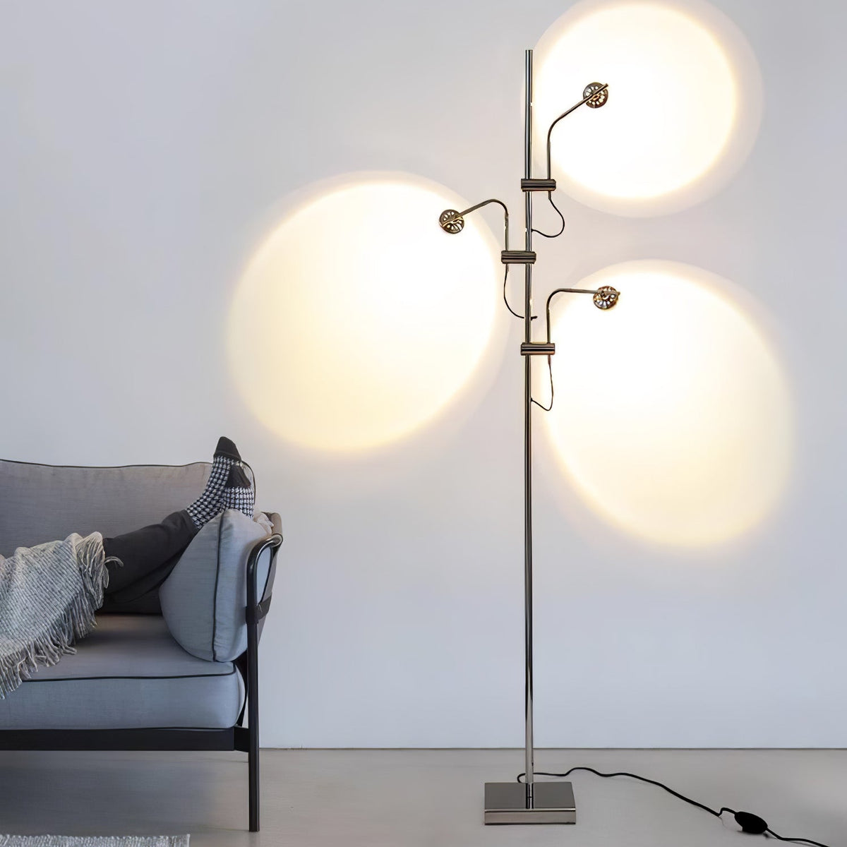 Lámpara de pie LED Ramelda con lentes de cristal en un salón contemporáneo – imagen 5