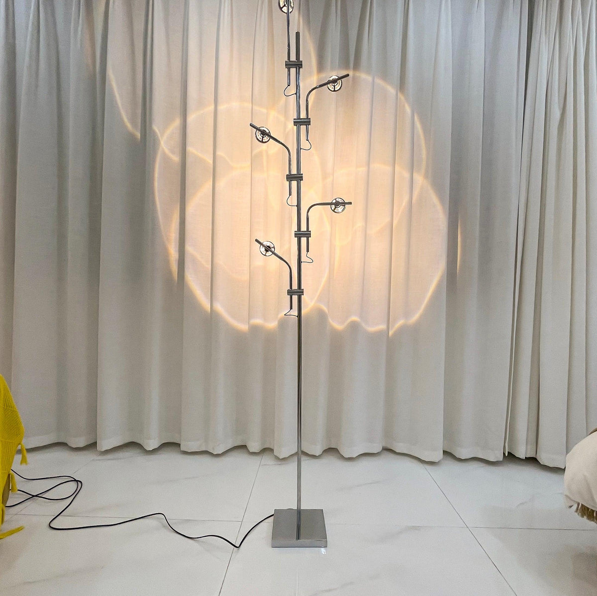 Lámpara de pie LED Ramelda con lentes de cristal en un salón contemporáneo – imagen 7