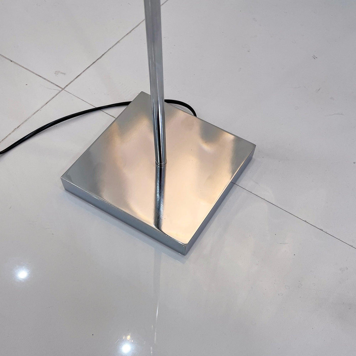 Lámpara de pie LED Ramelda con lentes de cristal – detalle de la base cuadrada cromada