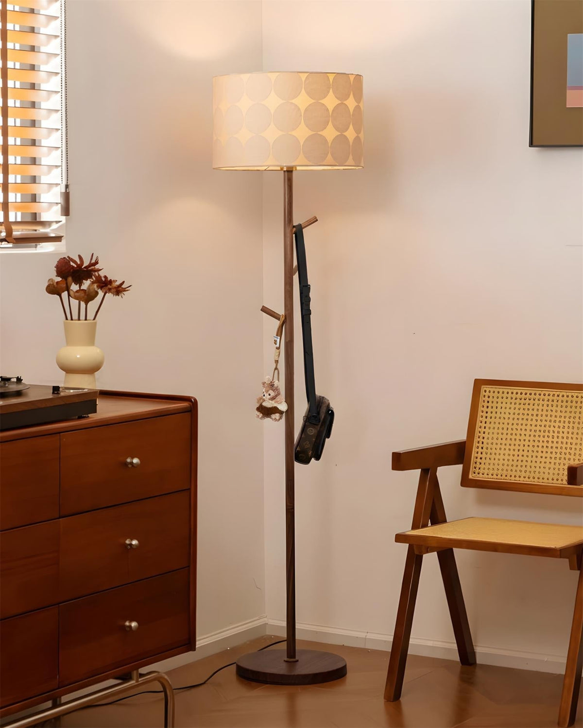 Lámpara de pie perchero Ramiela en un dormitorio de estilo nórdico – imagen 3