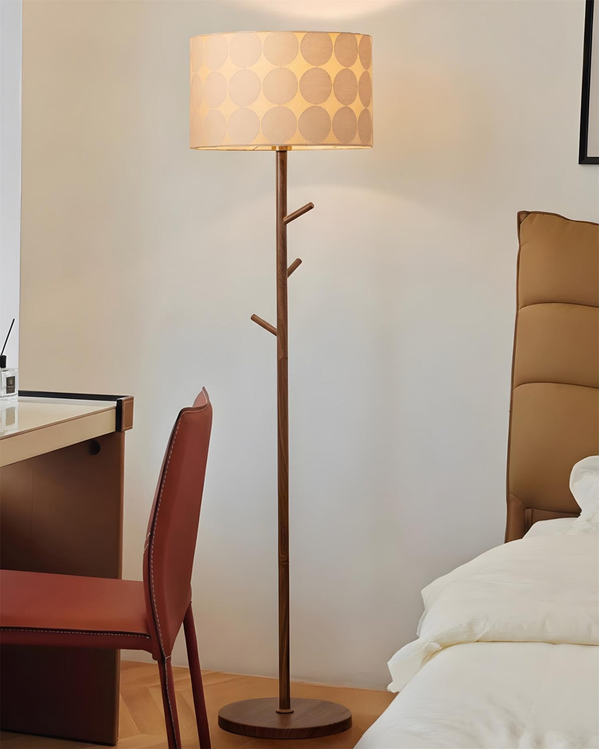 Lámpara de pie perchero Ramiela en un dormitorio de estilo nórdico – imagen 5