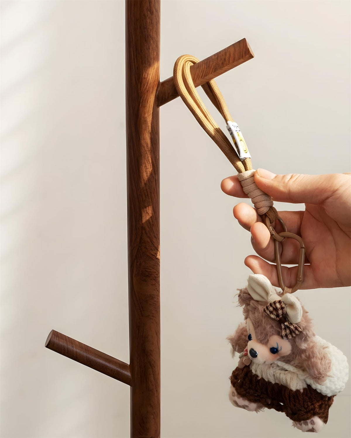 Lámpara de pie perchero Ramiela en un dormitorio de estilo nórdico – imagen 13