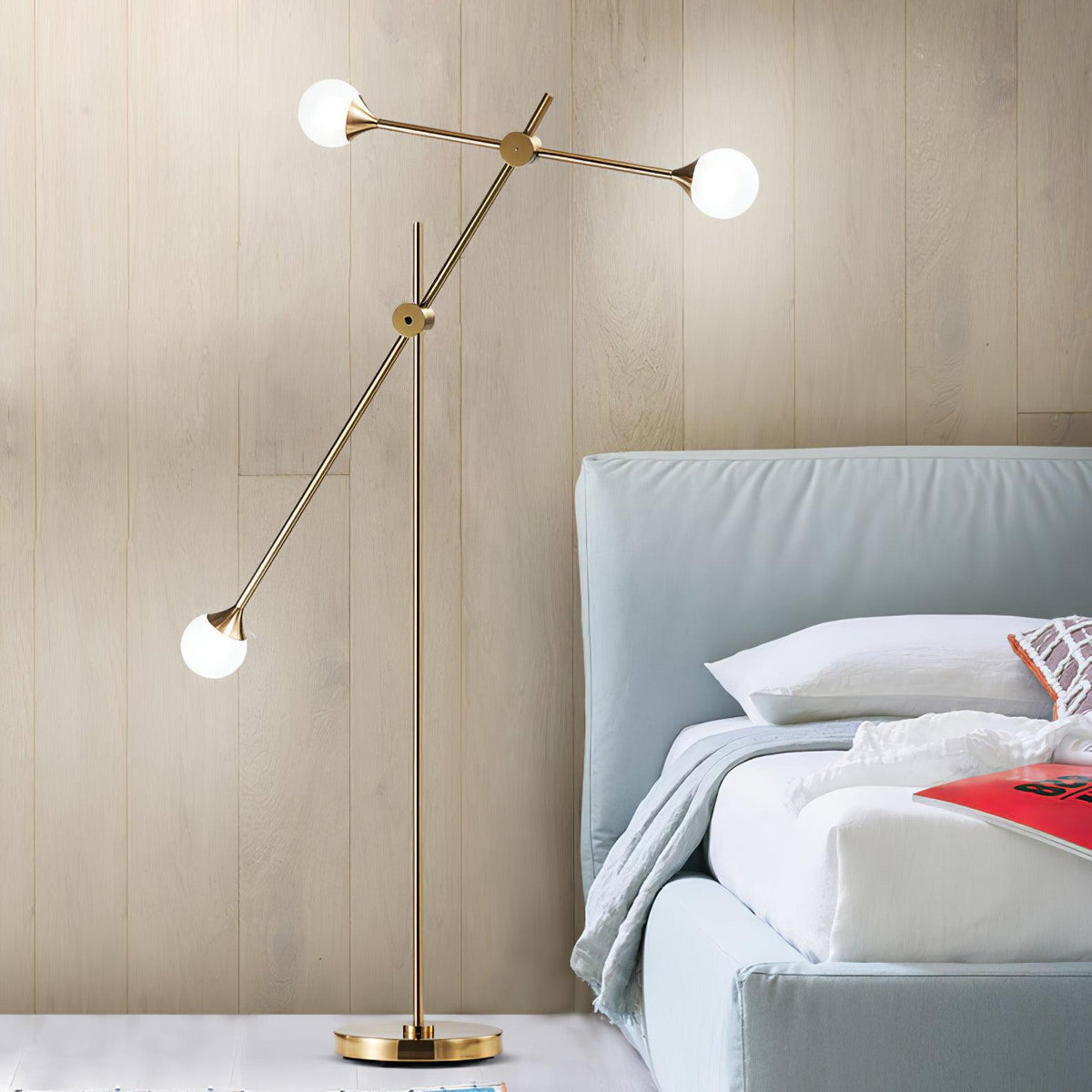 Lámpara de pie dorada Ramolva en un salón de estilo mid-century – imagen 4