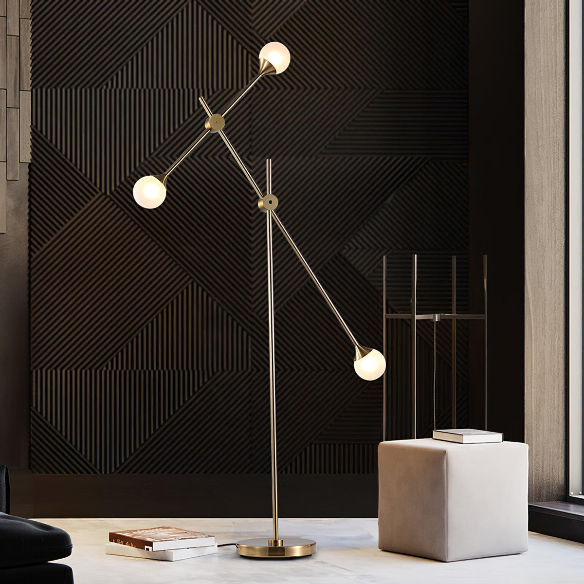 Lámpara de pie dorada Ramolva en un salón de estilo mid-century – imagen 6