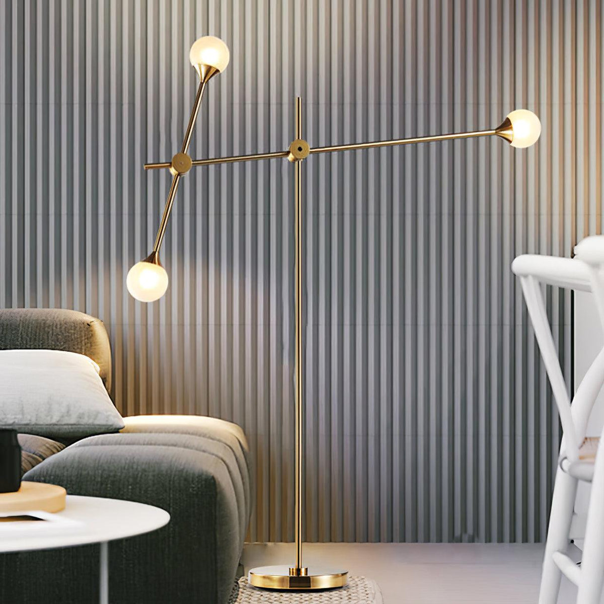 Lámpara de pie dorada Ramolva en un salón de estilo mid-century – imagen 7
