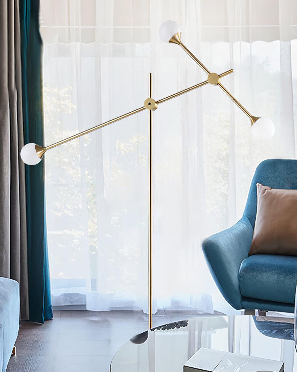 Lámpara de pie dorada Ramolva en un salón de estilo mid-century – imagen 11
