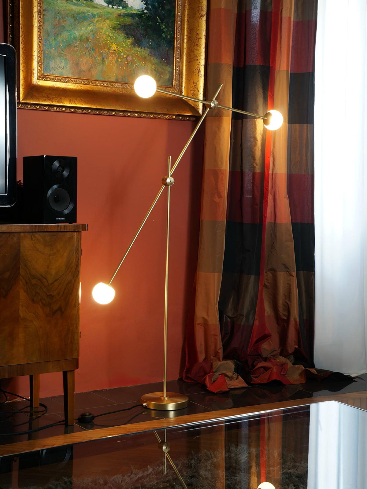 Lámpara de pie dorada Ramolva en un salón de estilo mid-century – imagen 12