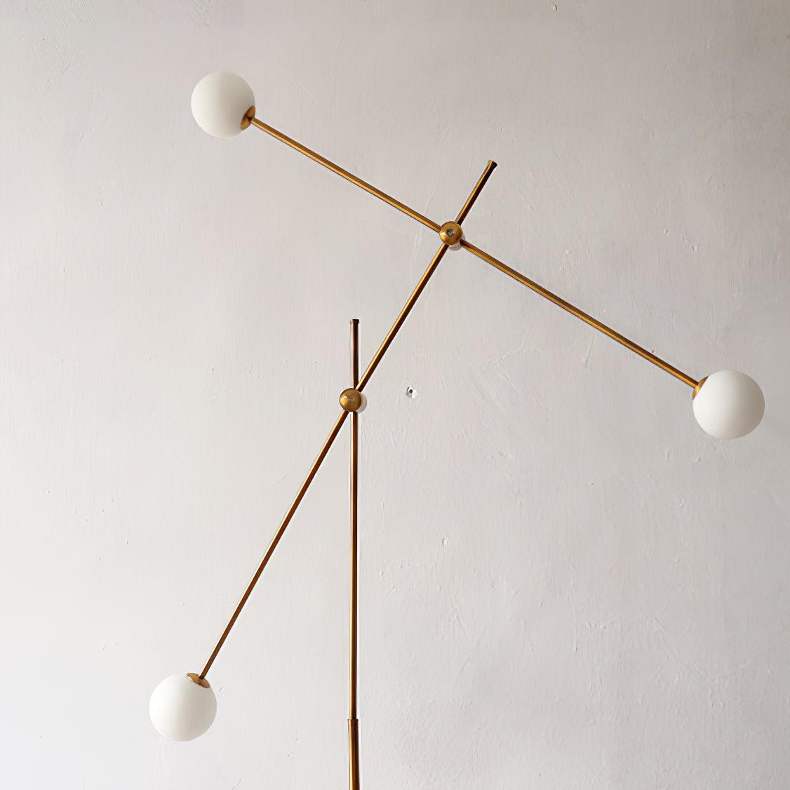 Lámpara de pie dorada Ramolva en un salón de estilo mid-century – imagen 13