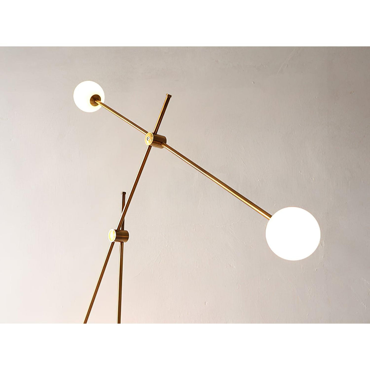 Lámpara de pie dorada Ramolva en un salón de estilo mid-century – imagen 14