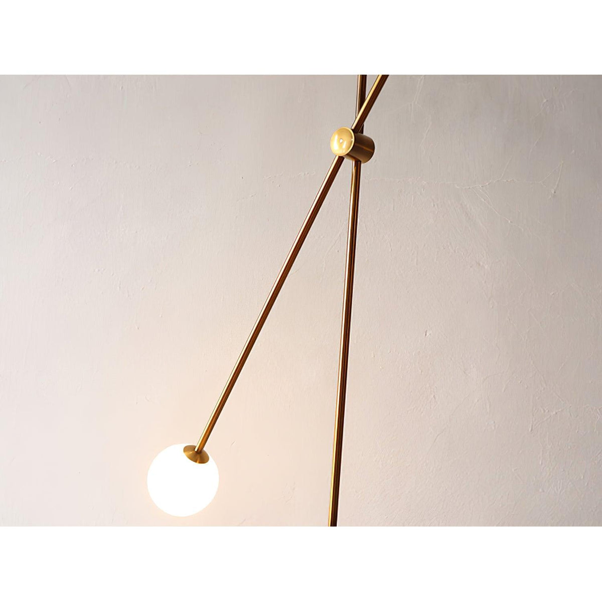 Lámpara de pie dorada Ramolva en un salón de estilo mid-century – imagen 15