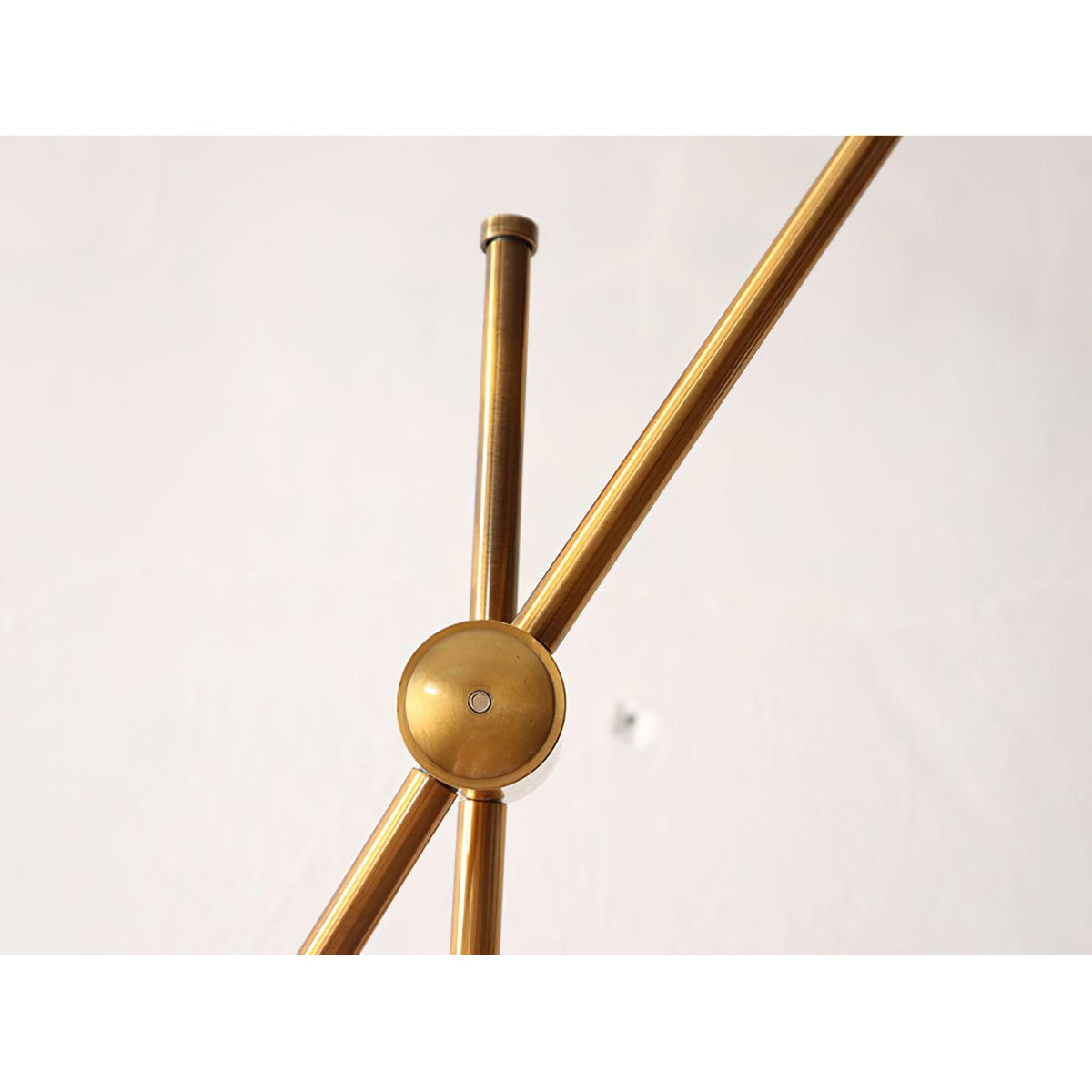 Lámpara de pie dorada Ramolva – detalle del brazo y la rótula