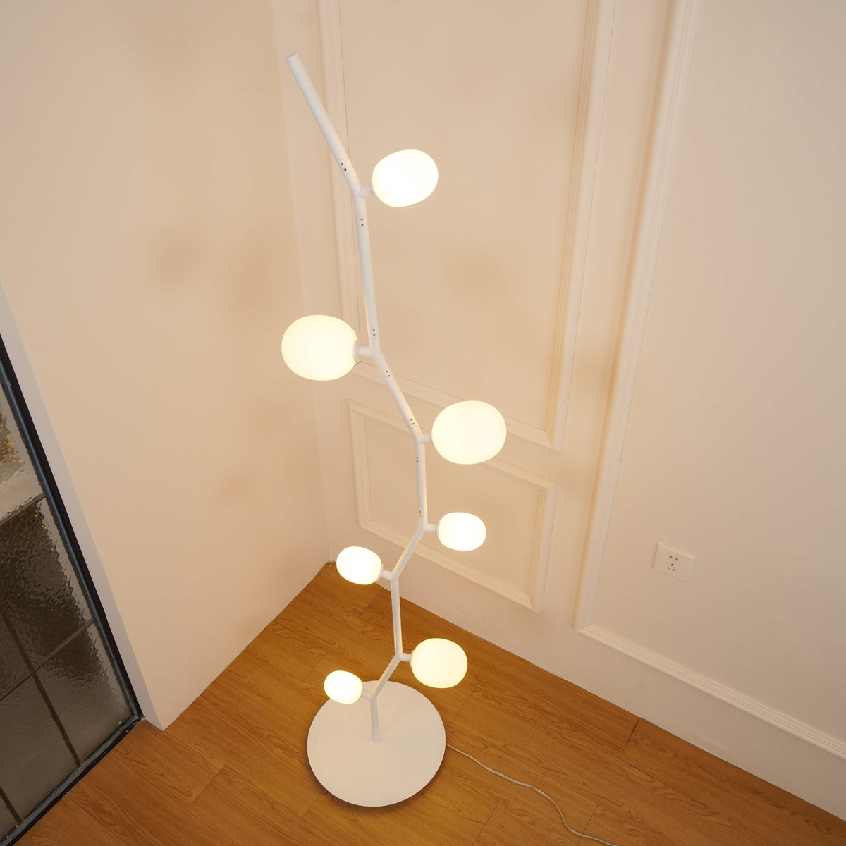 Lámpara de pie rama con globos Ramosa en un salón luminoso – imagen 8