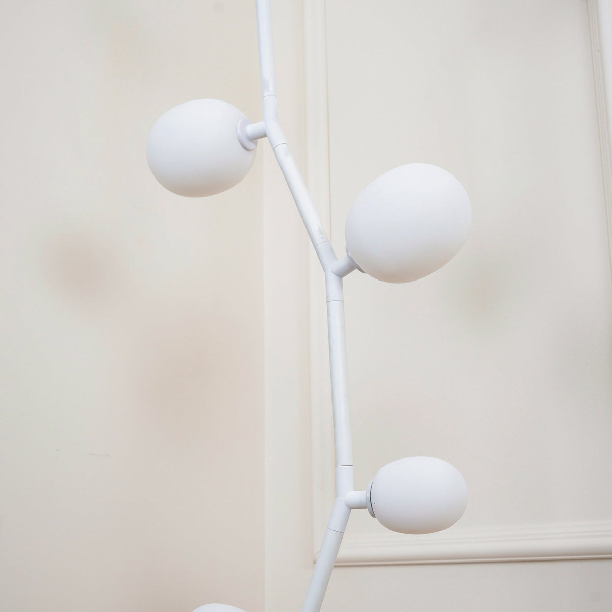 Lámpara de pie rama con globos Ramosa – detalle de los globos de cristal opal