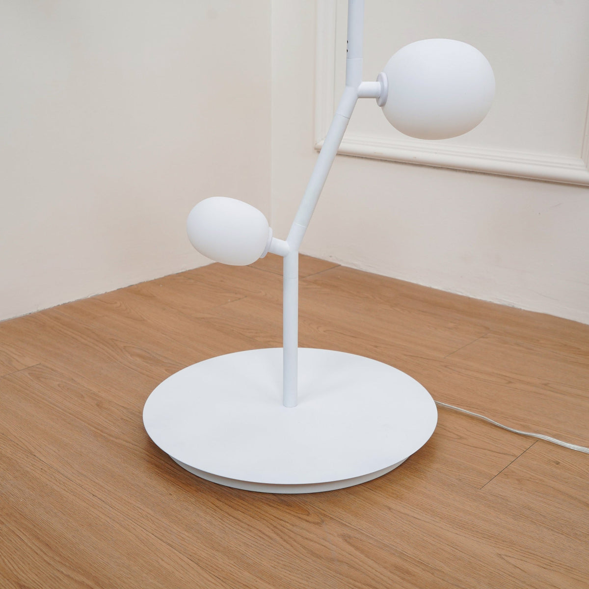 Lámpara de pie rama con globos Ramosa – detalle de la base redonda y el primer globo