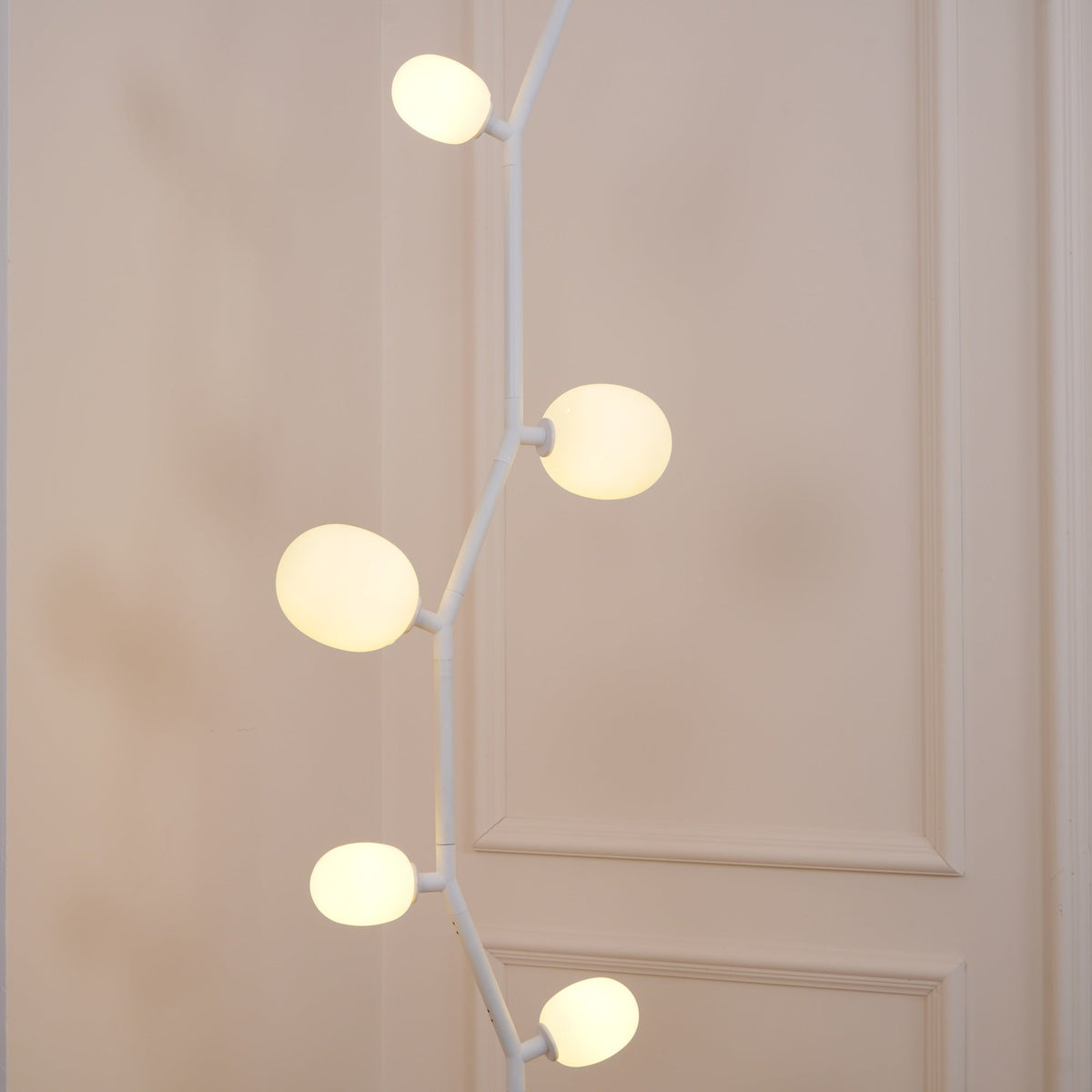 Lámpara de pie rama con globos Ramosa en un salón luminoso – imagen 13