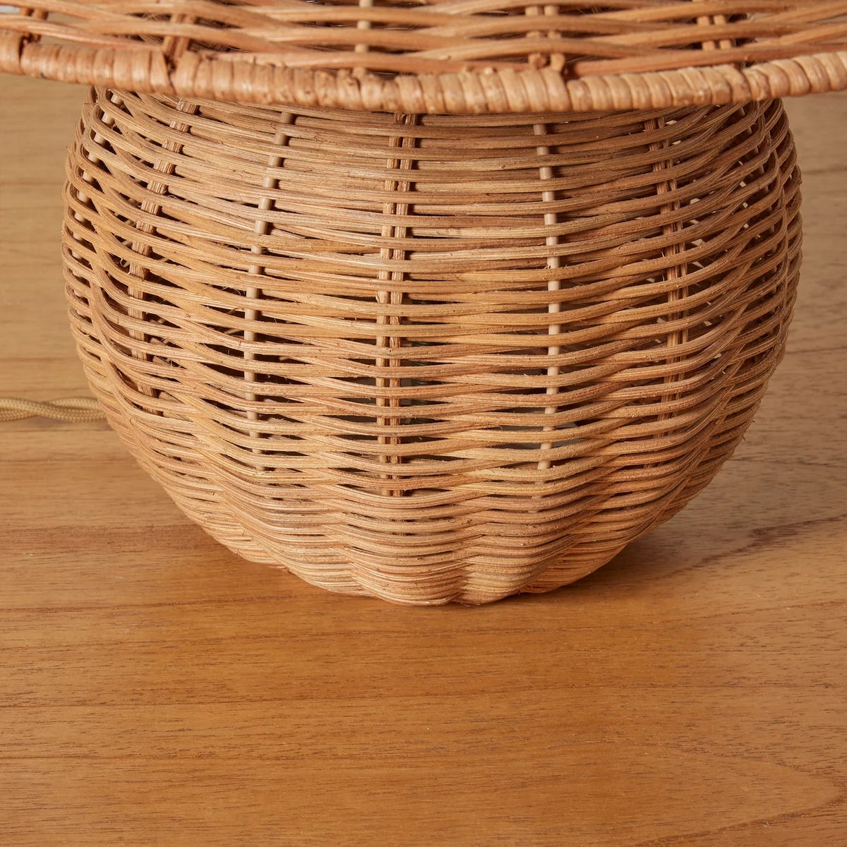 Lámpara de mesa de ratán Ratela – detalle del tejido de la base