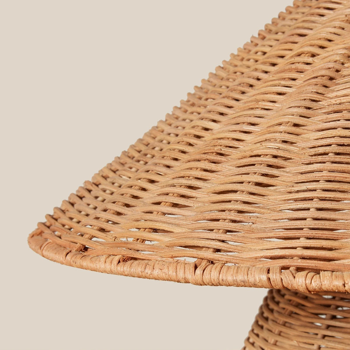 Lámpara de mesa de ratán Ratela – detalle de la pantalla de ratán