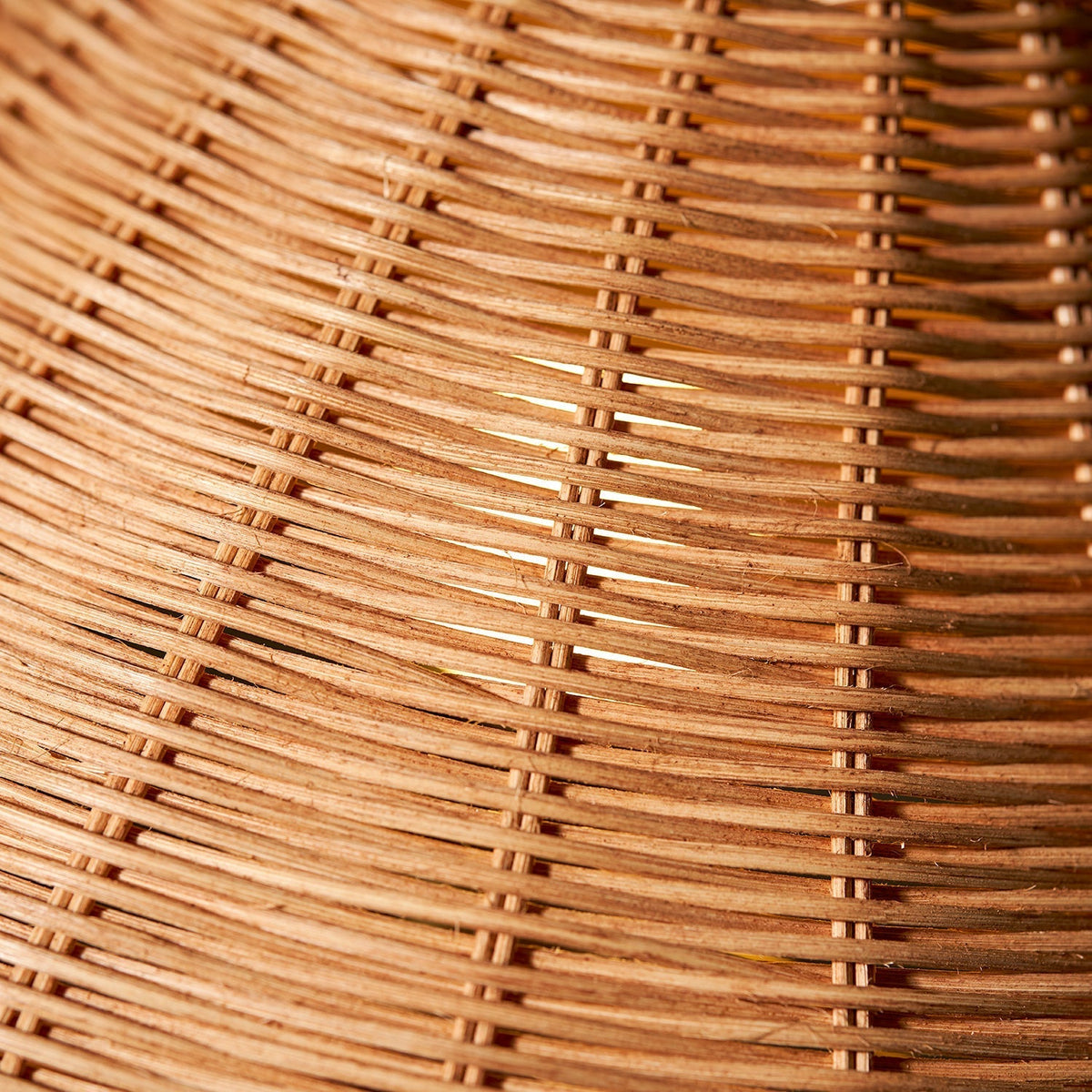 Lámpara de mesa de ratán Ratela en un salón acogedor – imagen 28