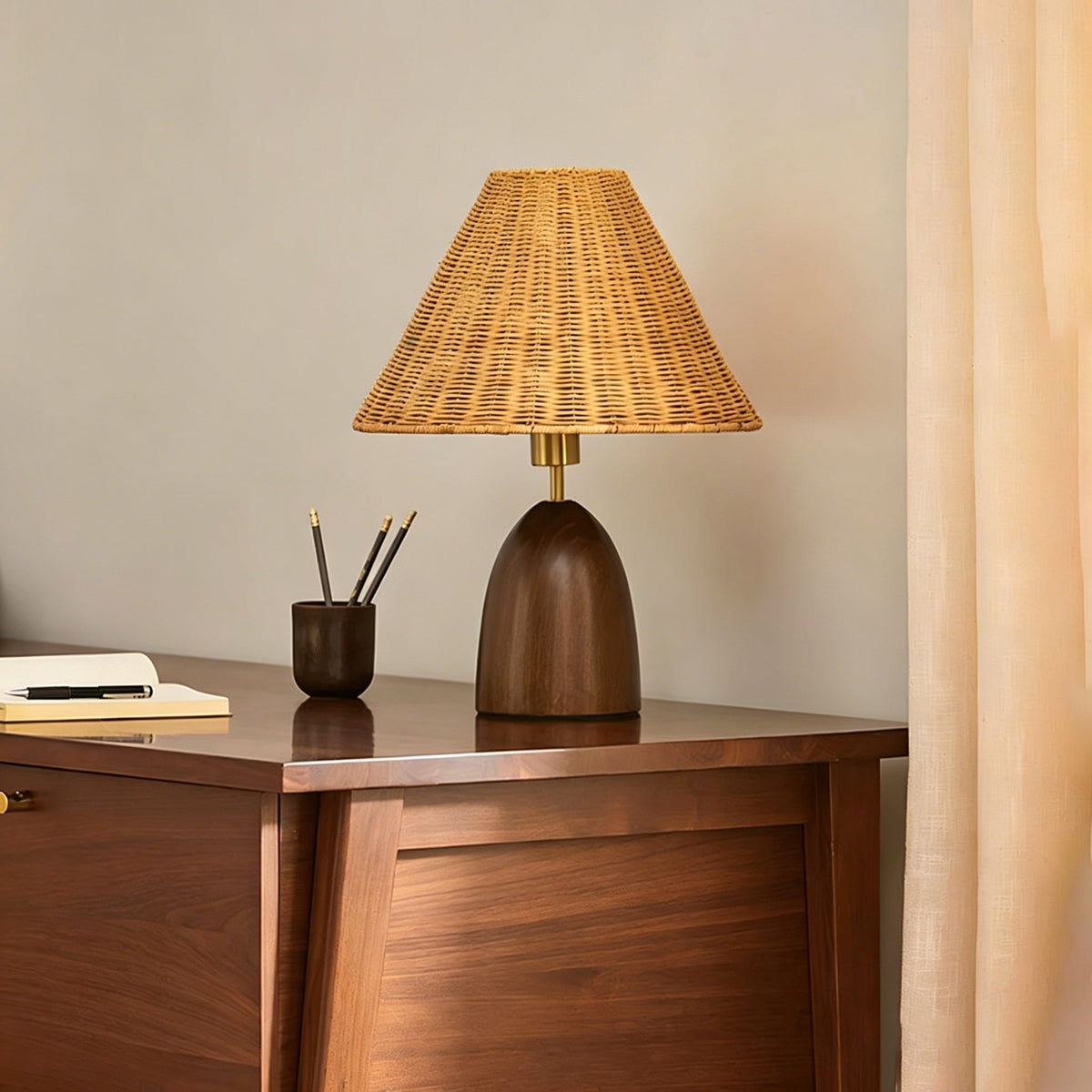 Lámpara de mesa de ratán Ratelia – sobre un escritorio de madera