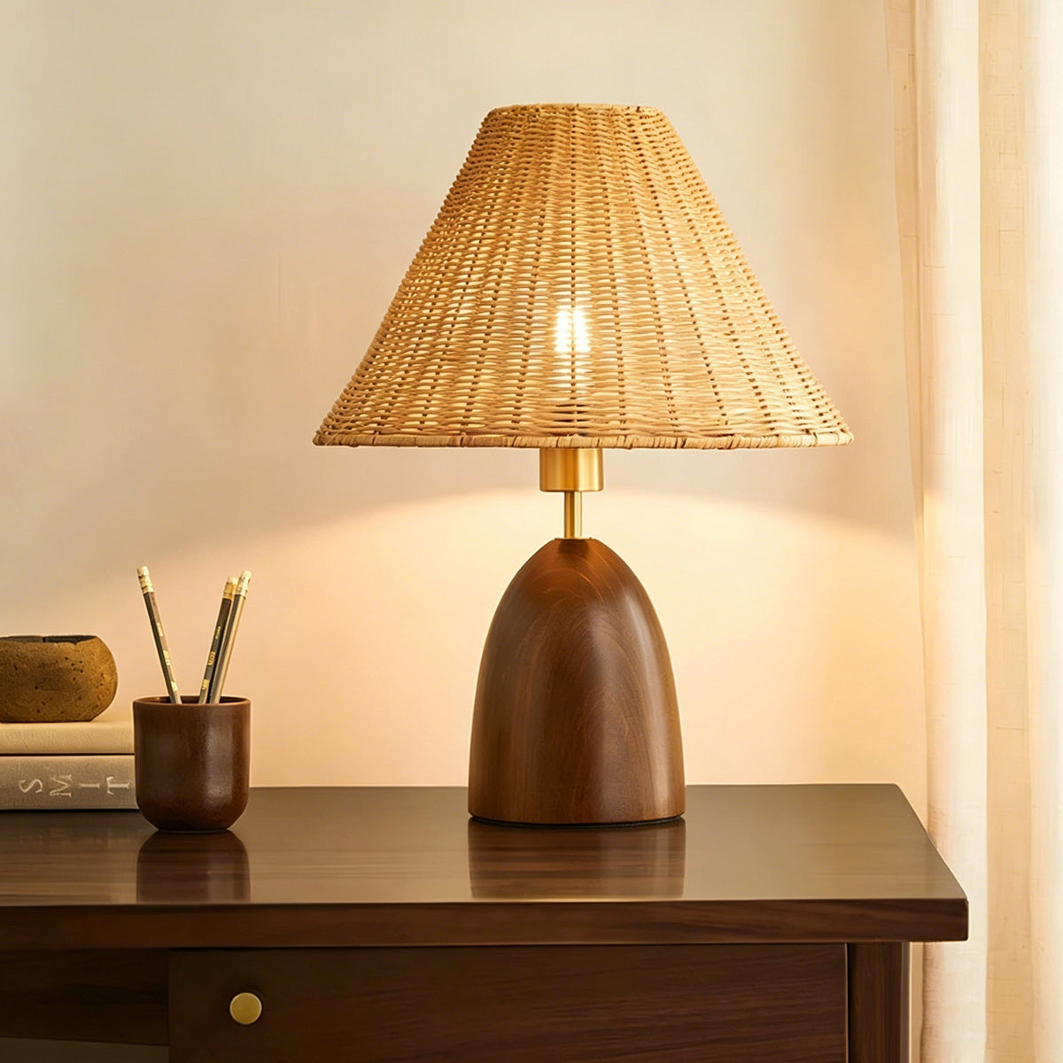 Lámpara de mesa de ratán Ratelia – luz cálida a través del ratán
