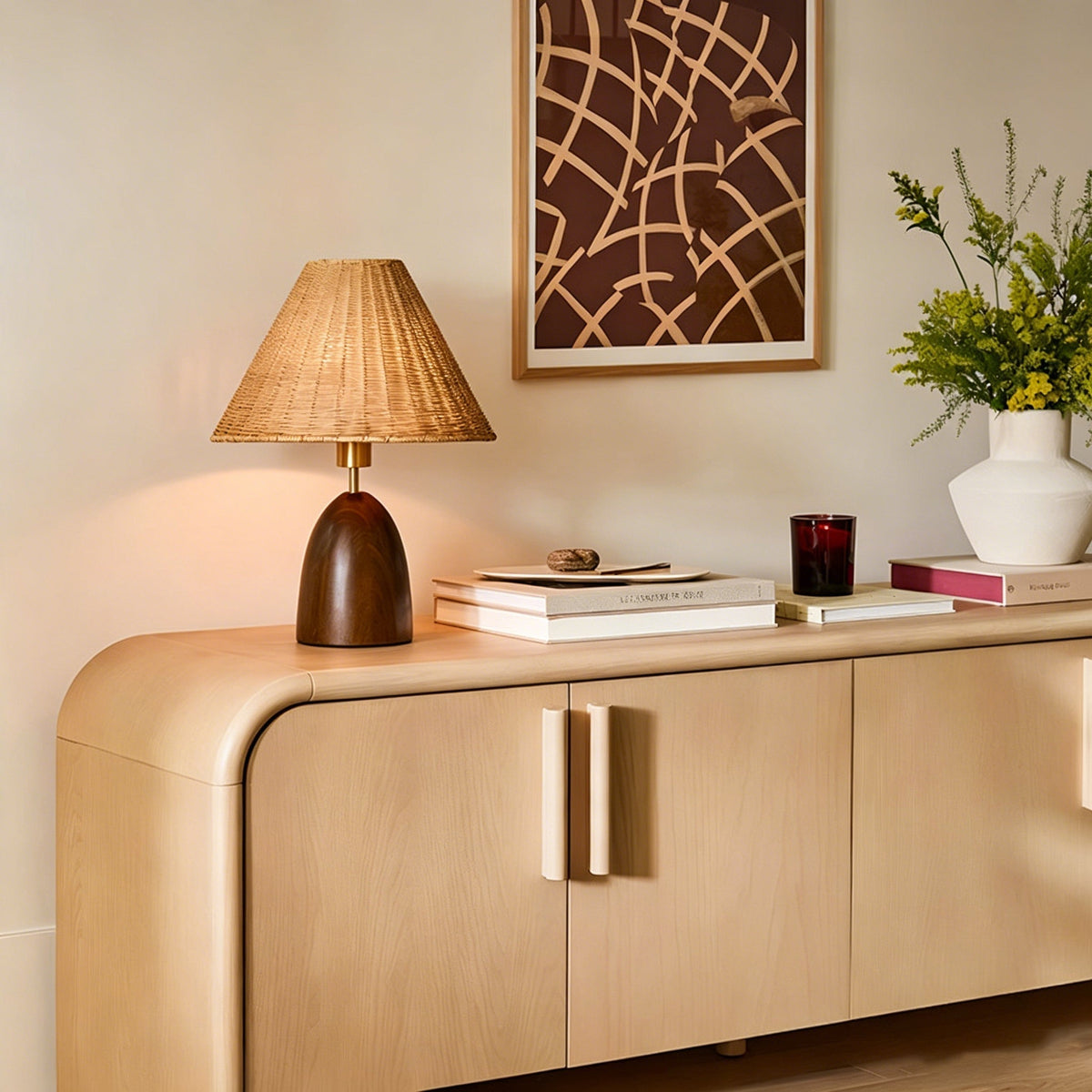 Lámpara de mesa de ratán Ratelia – en un salón cálido