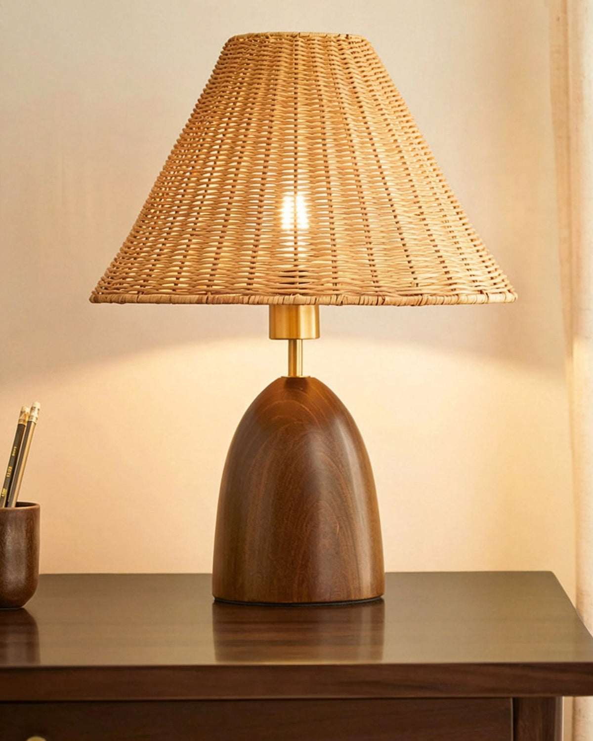 Lámpara de mesa de ratán Ratelia – detalle de la pantalla encendida