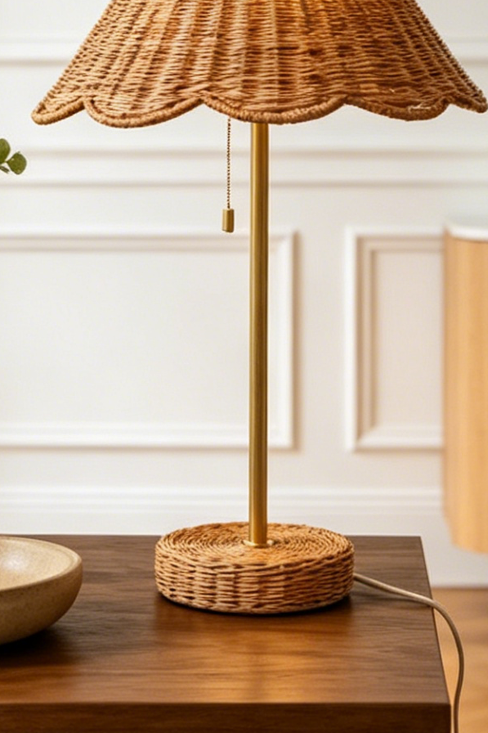 Lámpara de mesa de ratán Ratina – detalle de la base tejida y el tirador