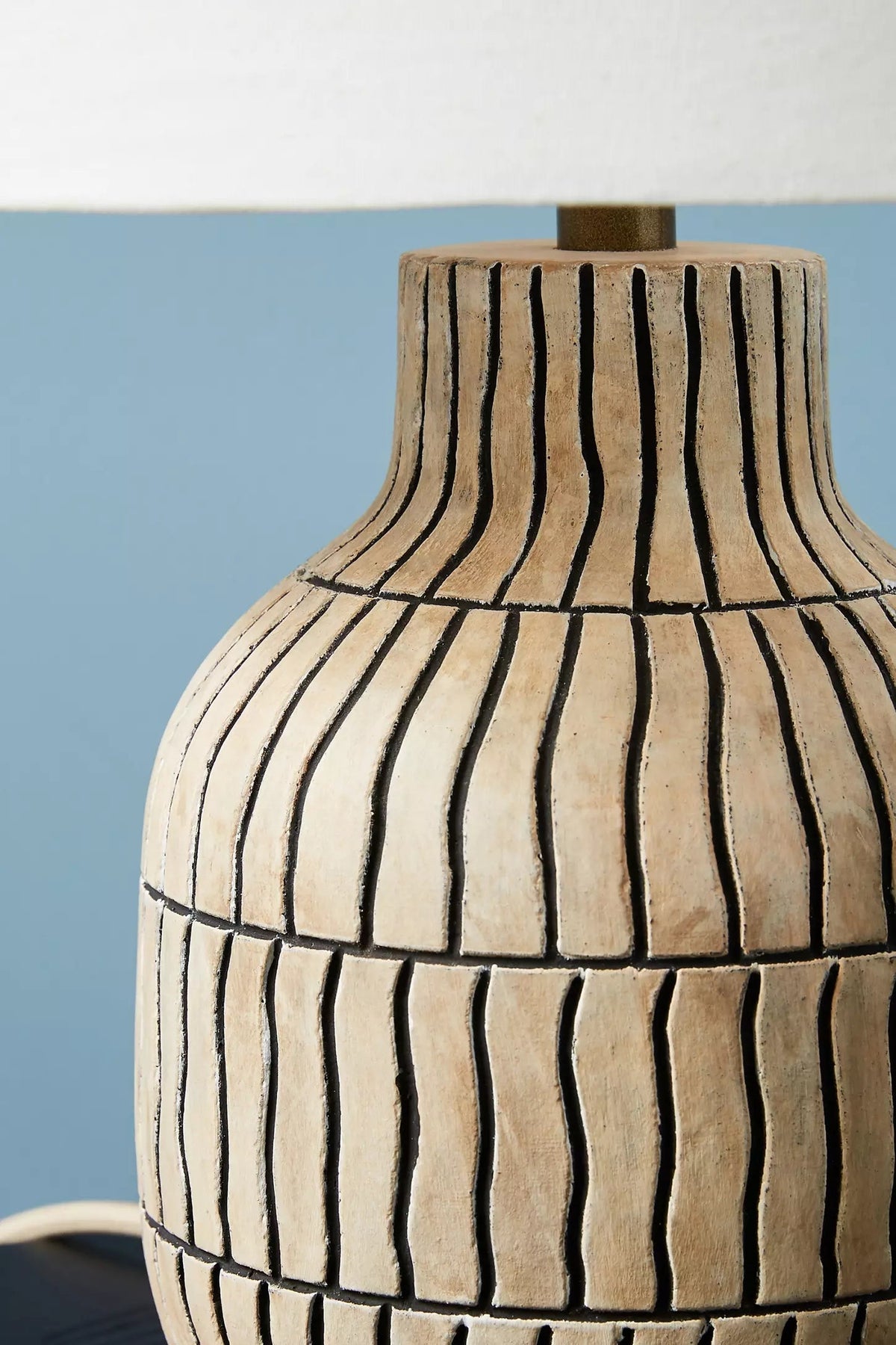 Lámpara de mesa de madera Rayena – detalle de las líneas de la base