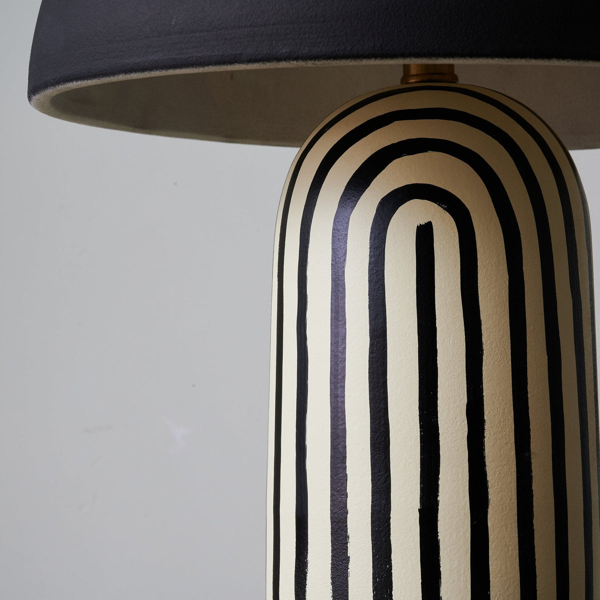 Lámpara de mesa de cerámica a rayas Rayola – detalle de las rayas pintadas a mano