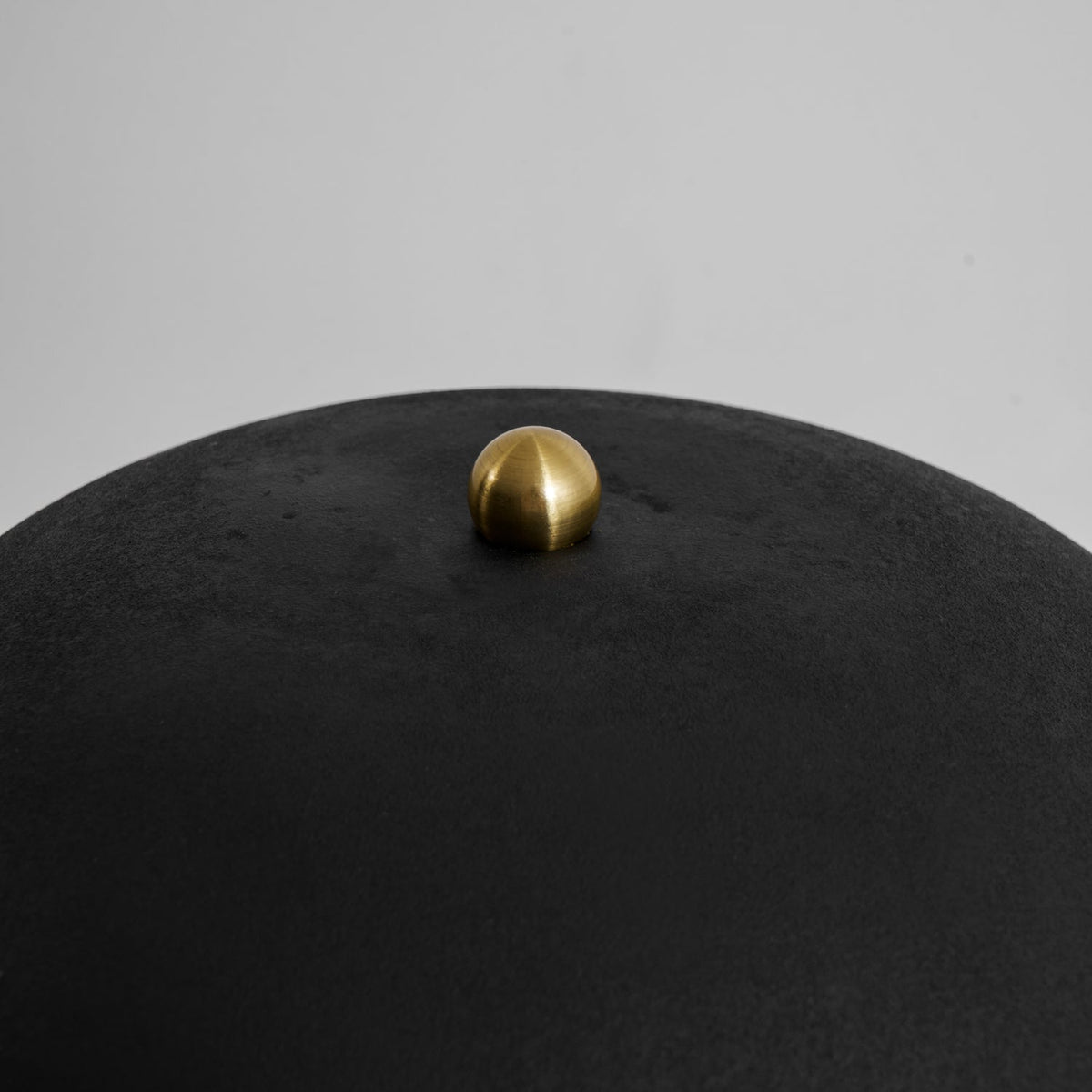 Lámpara de mesa de cerámica a rayas Rayola – detalle del remate dorado de la pantalla