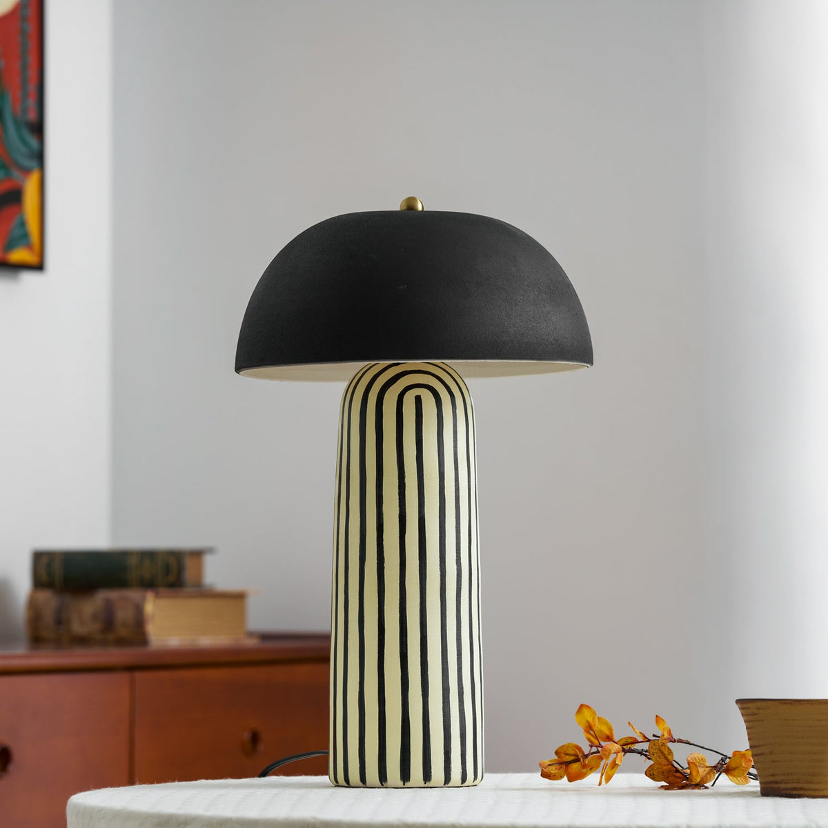 Lámpara de mesa de cerámica a rayas Rayola – en un salón luminoso