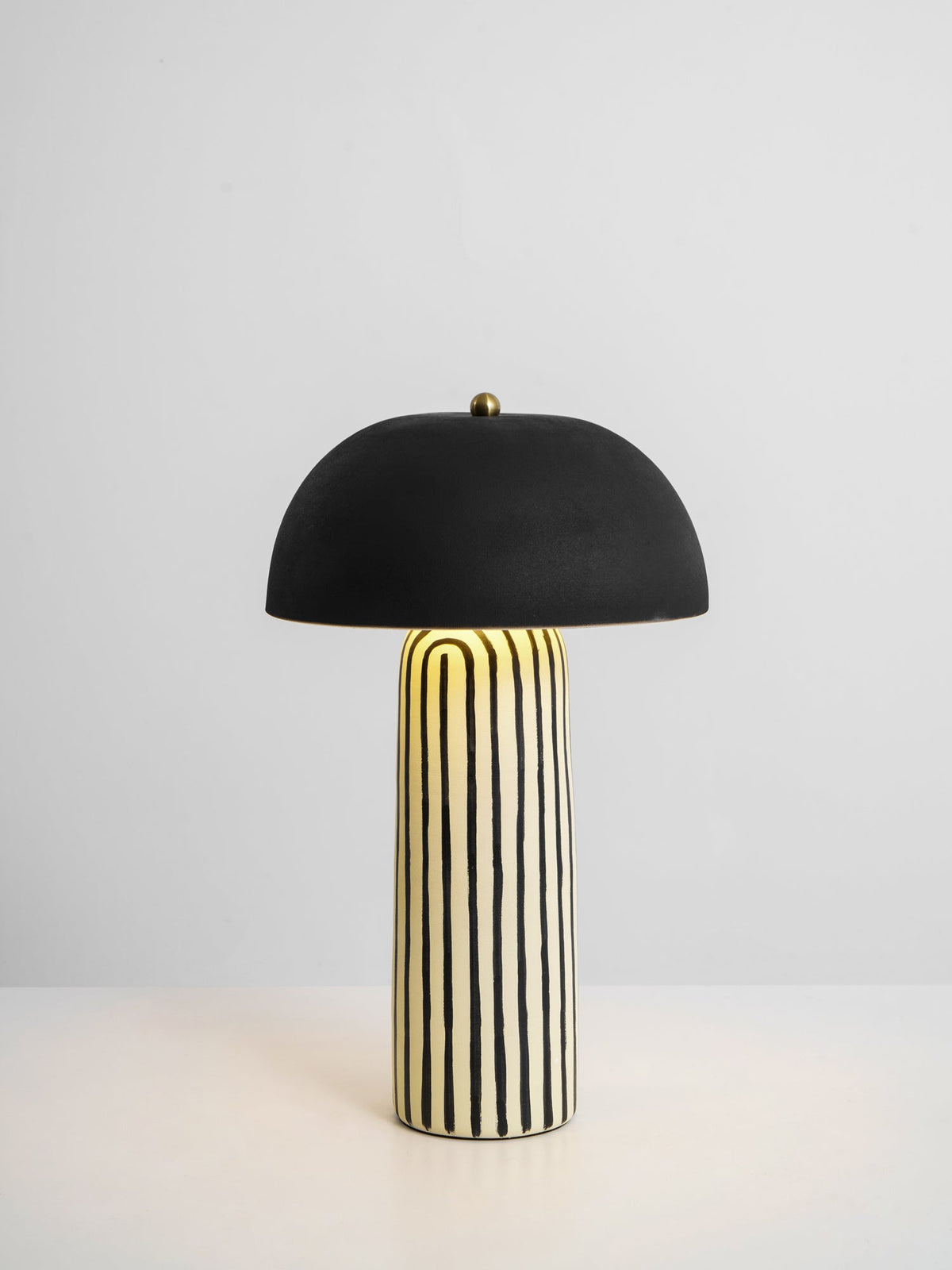Lámpara de mesa de cerámica a rayas Rayola – encendida en penumbra