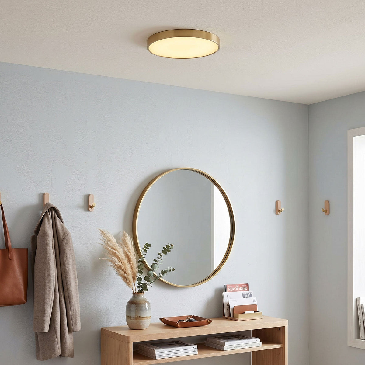 Plafón LED ultrafino de latón Aurino en un recibidor – imagen 7