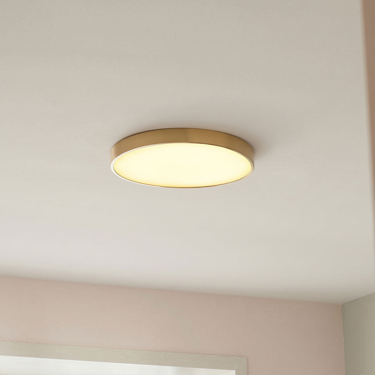 Plafón LED ultrafino de latón Aurino en un recibidor – imagen 5