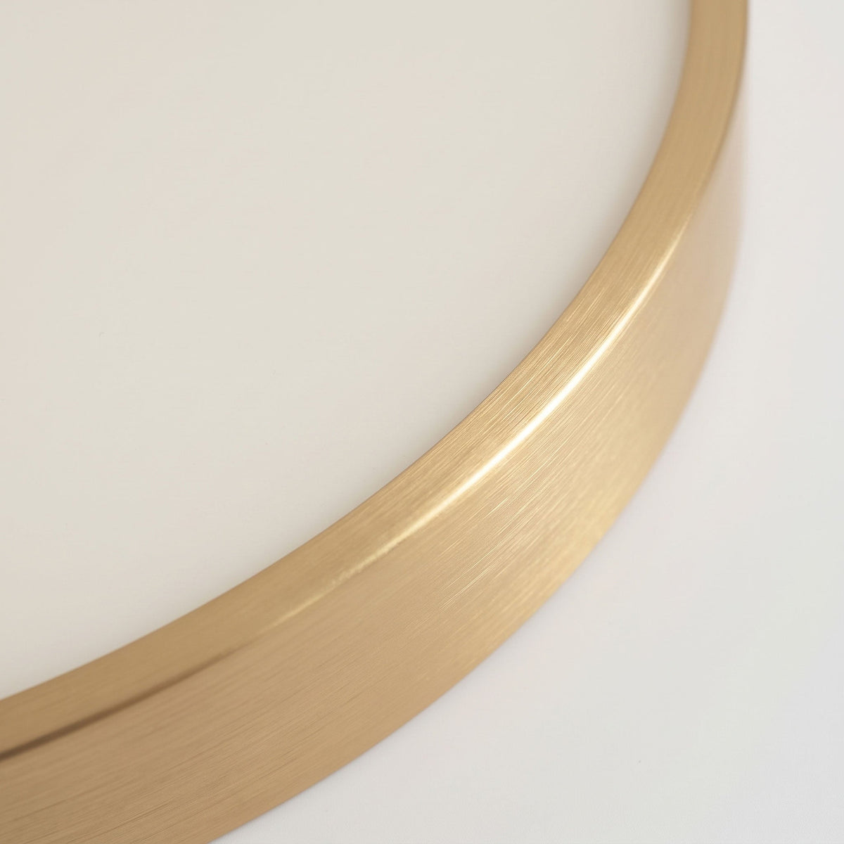 Plafón LED ultrafino de latón Aurino – detalle del aro de latón cepillado
