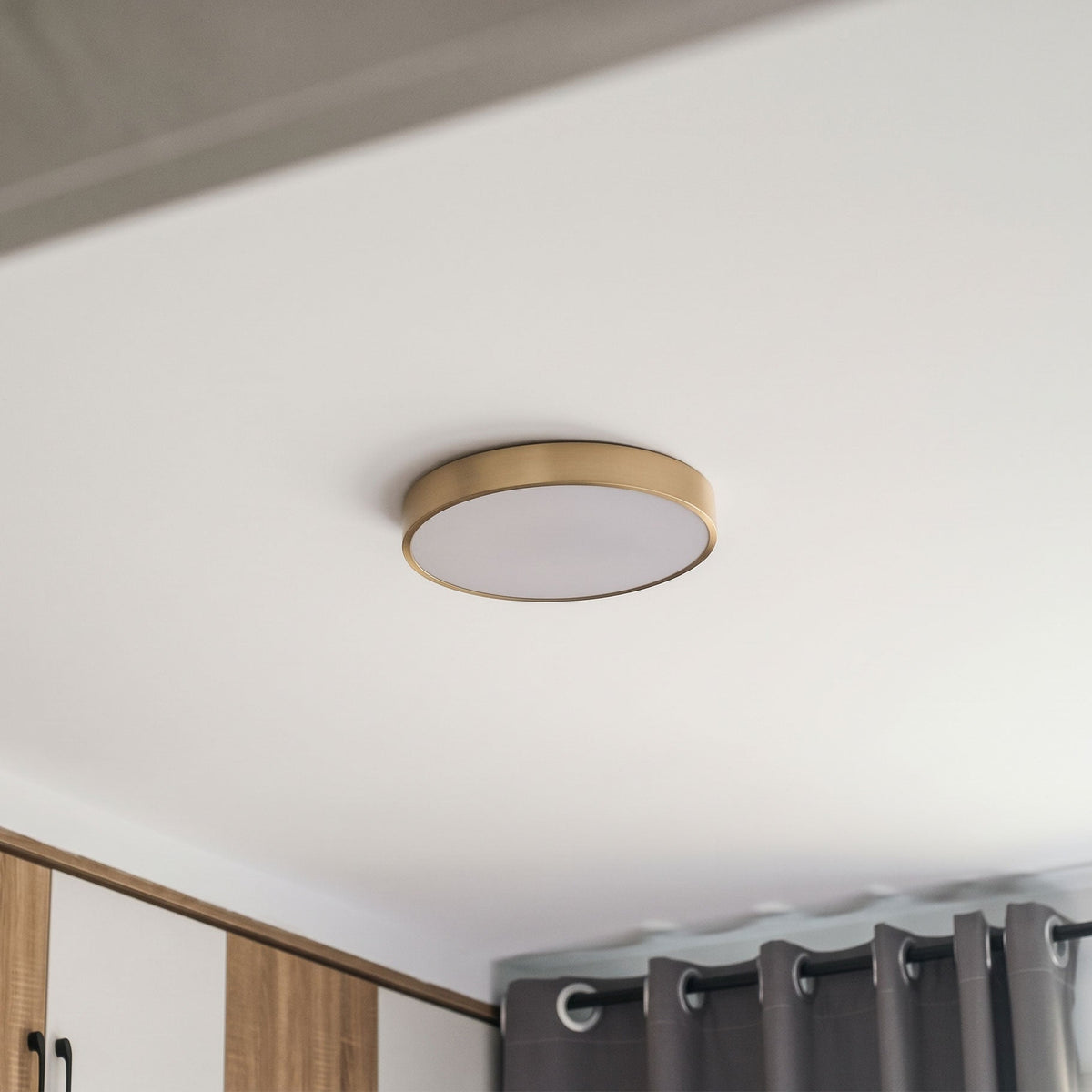 Plafón LED ultrafino de latón Aurino en un recibidor – imagen 4