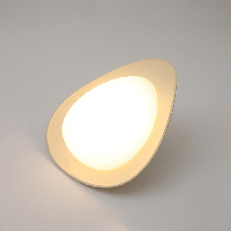 Plafón LED en forma de canto rodado Cantela – vista lateral con aro beige